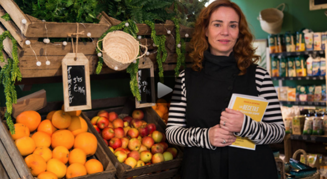 angela con libro - Ángela Quintas, química y nutricionista clínica especializada en salud digestiva
